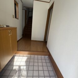 外から中へ (玄関)